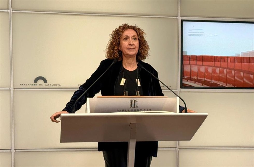 La portavoz de ERC en el Parlament, Ester Capella, en rueda de prensa.