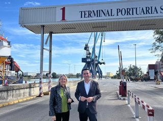 Carmen Tovar, delegada del Estado para la Zona Franca, y Gonzalo Domínguez, diputado provincial de Servicios Públicos Supramunicipales, en el recinto del parque empresarial.
