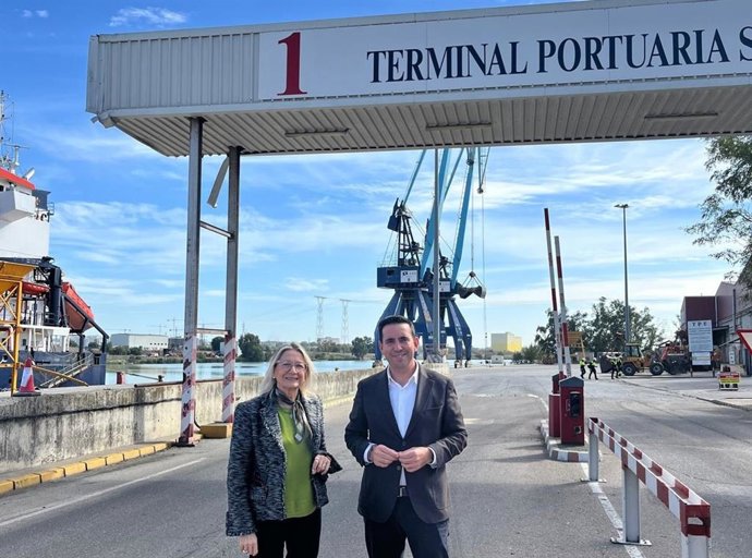 Carmen Tovar, delegada del Estado para la Zona Franca, y Gonzalo Domínguez, diputado provincial de Servicios Públicos Supramunicipales, en el recinto del parque empresarial.