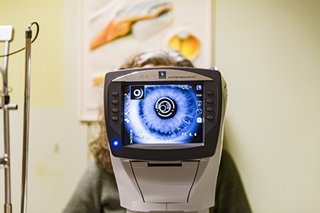 Imagen de recurso de una mujer en una prueba oftalmológica.