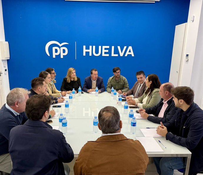 Reunión con los alcaldes y portavoces del Partido Popular de la comarca del Condado de Huelva.
