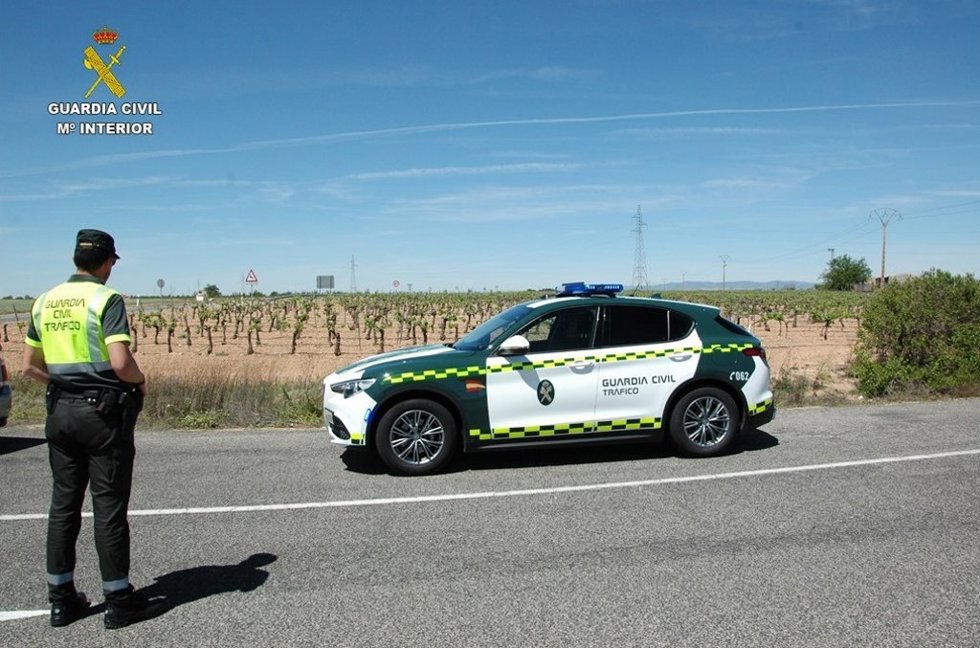 Archivo - Dispositivo de tráfico de la Guardia Civil, en imagen de archivo