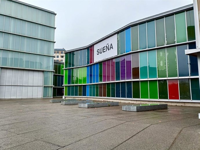 La fachada del Musac luce uno de los mensajes que se inscriben en la muestra 'Yoko Ono. Insound and Instructure'.