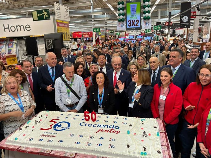 La consejera de Empleo, Empresa y Trabajo Autónomo, Rocío Blanco, junto al alcalde de Málaga, Francisco de la Torre, ha participado en el acto del 50 aniversario de Carrefour en Andalucía que ha tenido lugar en el centro comercial Los Patios de Málaga.