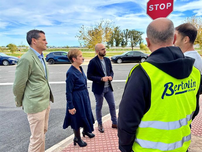 La consellera d'Innovació, Indústria, Comerç i Turisme, Marián Cano, visita àrees industrials d'Algemesí.