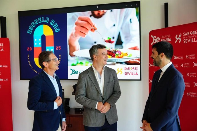 El vicepresidente de Prodetur, Rodrigo Rodríguez Hans, y del presidente de la citada fundación, Jon Urrutia, junto a Pedro Oliver, patrono de la entidad.