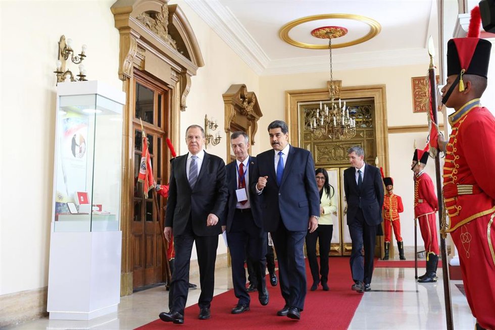 Archivo - El ministro ruso de Asuntos Exteriores. Sergei Lavrov, en una visita a Caracas en 2020, junto al presidente de Venezuela, Nicolás Maduro.