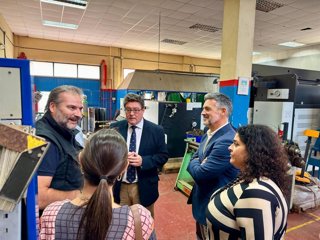 El delegado de Educación, José Ángel Aparicio, con el alcalde de Rota en el IES Arroyo Hondo.