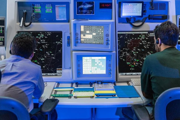 Archivo - Controladores del centro de control de Enaire en Sevilla.
