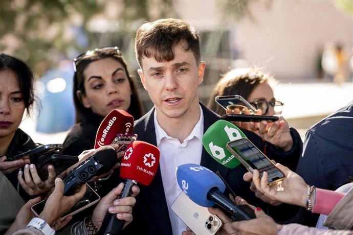 Archivo - El concejal de Más Madrid Eduardo Fernández Rubiño, ofrece declaraciones a la prensa, tras el acto de nombramiento de los 134 agentes de la Policía Municipal, a 24 de septiembre de 2025, en Madrid (España). Estos 134 agentes ascienden a diferent