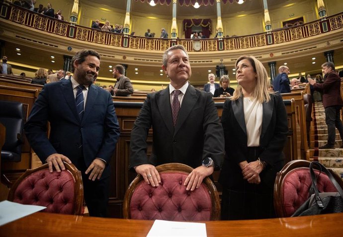 (I-D) El presidente del PP de Castilla La-Mancha, Francisco 'Paco' Javier Núñez; el presidente de la Junta de Castilla-La Mancha, Emiliano García-Page; la portavoz del grupo socialista en las Cortes regionales, Ana Isabel Abengózar; a su llegada a una ses