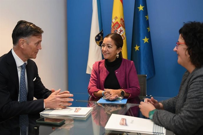 La conselleira do Mar, Marta Villaverde, en reunión con los representantes del colectivo empresarial Pescanova.