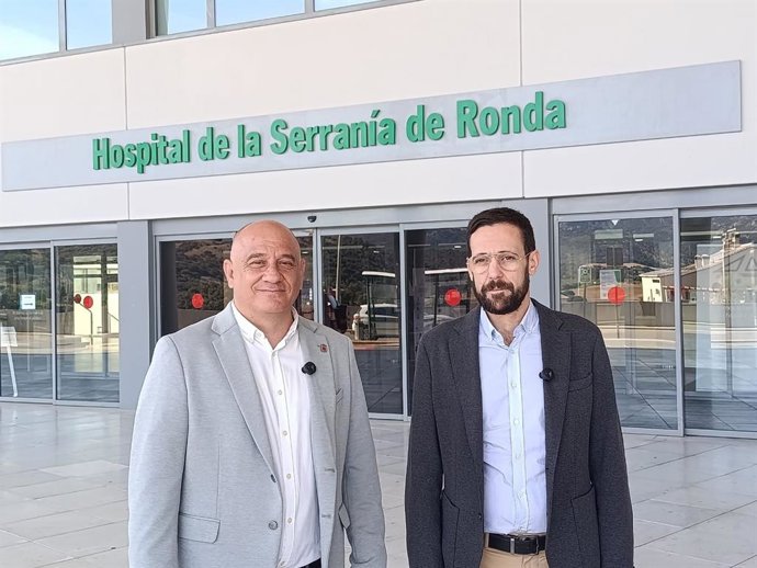 El senador del PSOE por Málaga, Víctor González, y el portavoz socialista en el Ayuntamiento de Ronda, Francisco Cañestro, ante el Hospital de la Serranía.
