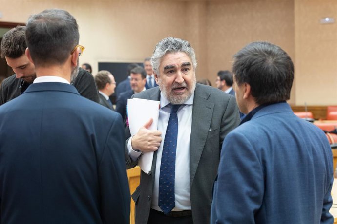 El presidente del Consejo Superior de Deportes, José Manuel Rodríguez Uribes (c), comparece ante la Comisión de Educación, Formación Profesional y Deportes, en el Congreso de los Diputados, a 11 de noviembre de 2025, en Madrid (España). Uribes comparece p