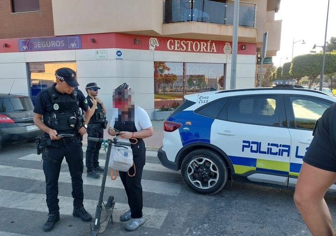 La Policía Local de El Ejido (Almería) inicia una campaña de control del uso de patinetes eléctricos.