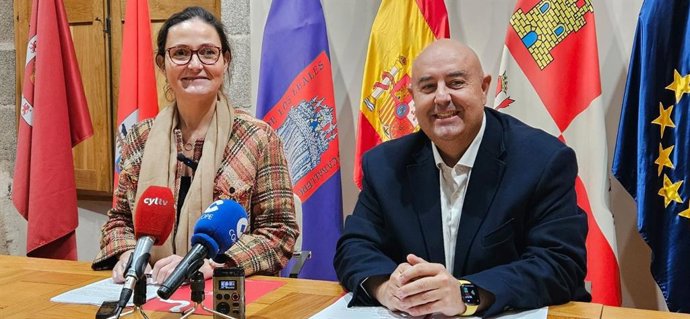 Sonsoles Prieto  y Carlos López durante la presentación de la oferta que se llevará a Intur.