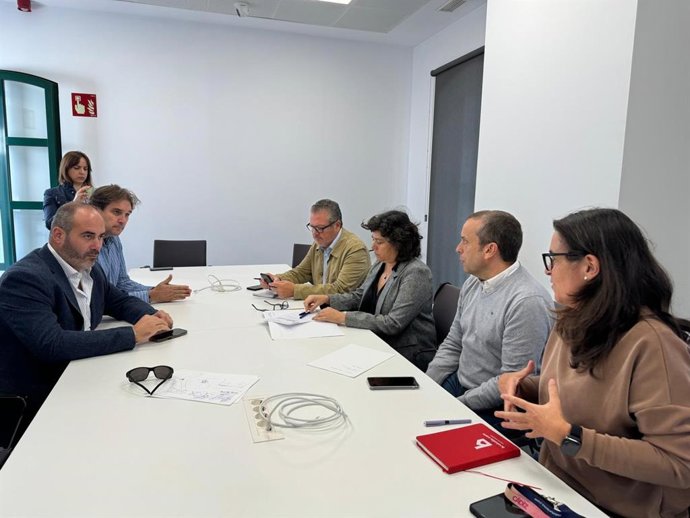 El diputado Antonio Aragón con la alcaldesa de Sanlúcar.