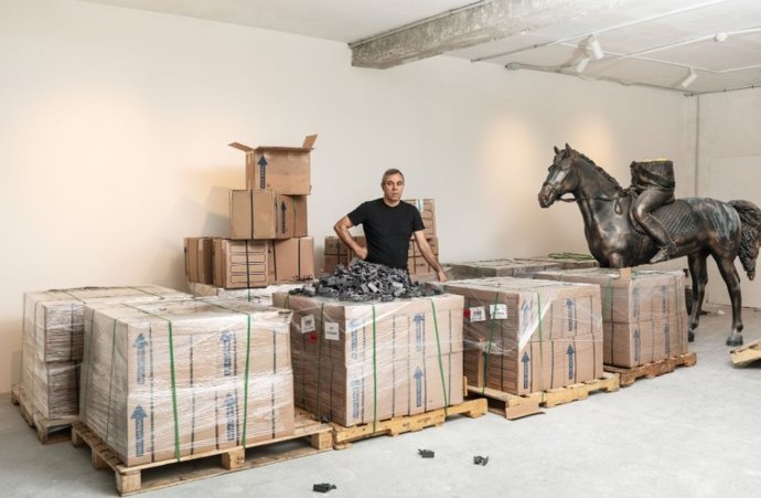 Fernando Sánchez Castillo presenta 'Libre', una instalación de 25.000 estatuas ecuestres de Franco pero sin jinete