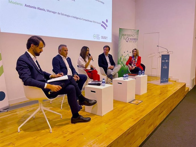 La diputada delegada de Recursos Europeos, Sandra Extremera, ha participado esta mañana en el foro de constitución y presentación del Comité DUSIA y la Red EDIL, iniciativas que la FAMP pone en marcha para fortalecer la gestión de los fondos Feder.