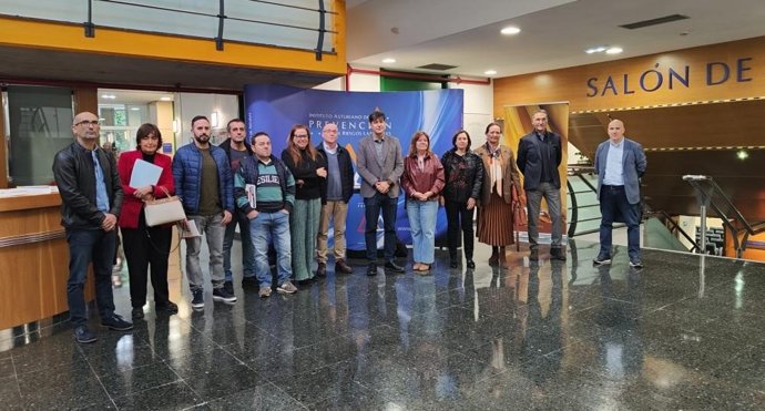 Foto de familia de la junta rectora del Instituto Asturiano de Prevención de Riesgos Laborales presidida por el consejero de Ciencia, Industria y Empleo, Borja Sánchez (sexto por la derecha en la imagen).