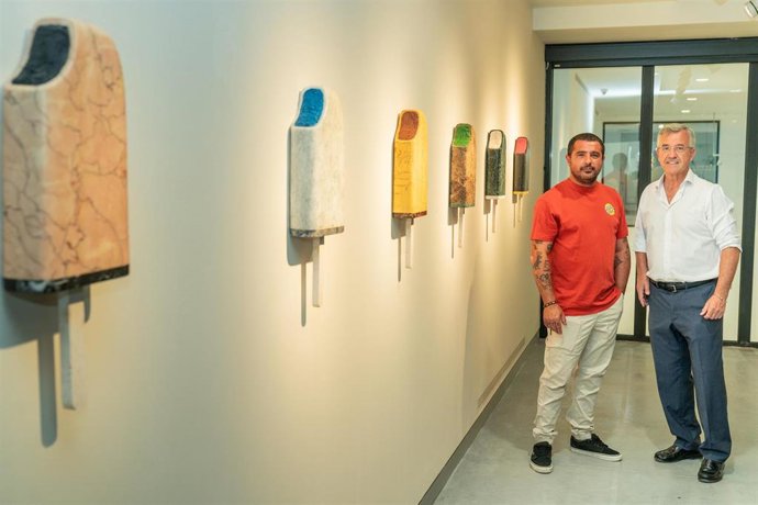 Archivo - El alcalde, José María García Urbano, durante una visita a una exposición de Quiñones en la ciudad.