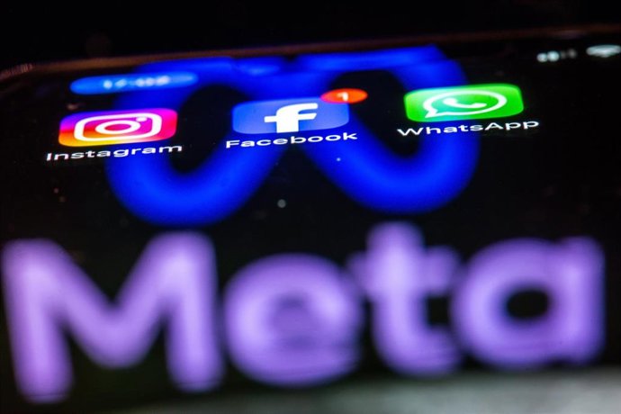 Archivo - FILED - 16 May 2024, Mecklenburg-Western Pomerania, Schwerin: The Instagram, Facebook and WhatsApp apps can be seen on the display of a smartphone, reflecting the logo of the Meta internet company. Photo: Jens Büttner/dpa