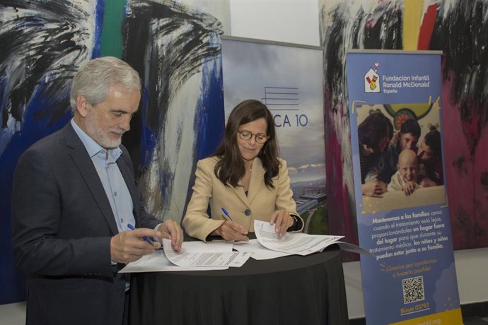 El gerente del Servicio de Salud del Principado de Asturias, Aquilino Alonso Miranda y la directora de la Fundación Infantil Ronald McDonald , Luisa Masuet.