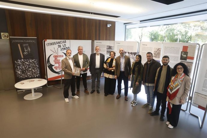 Eduardo Lucena (centro) y Elena García de Paredes de Falla (3ª izda.), en la inauguración, en la Biblioteca Grupo Cántico, de la exposición 'Itinerancias de lo jondo. Un viaje por el legado del Cante Jondo'