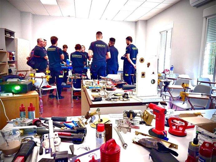 Los Bomberos de la pronvincia reciben cursos para reforzar su formación en rescate de ascensores y apertura de puertas en emergencias