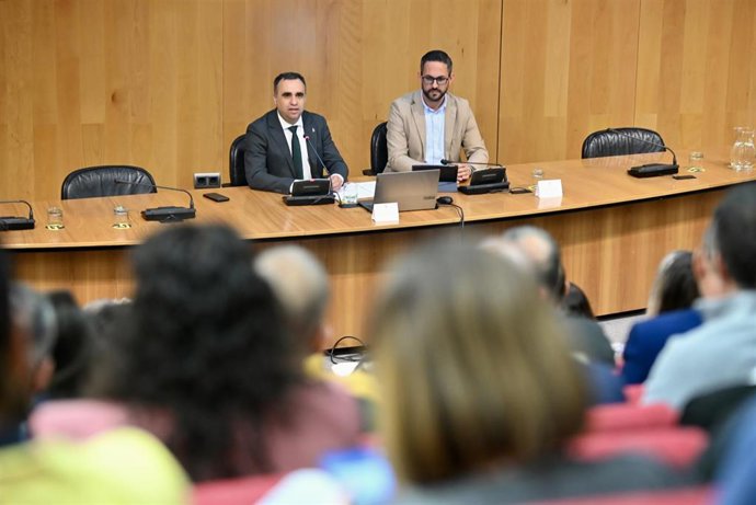 El presidente de la Diputación de Granada, Francis Rodríguez, junto al diputado de Agua, Promoción Agraria y Medio Ambiente, Antonio Mancilla, en la jornada informativa de la situación actual del Servicio Provincial de Recogida de Residuos Municipales.