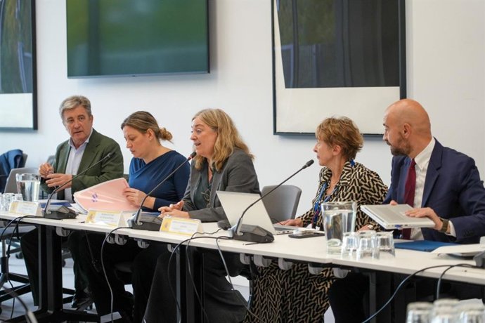 La secretaria de Estado de Función Pública, Consuelo Sánchez Naranjo,  con los representantes sindicales mayoritarios de la Función Pública (CCOO, UGT y CSIF).