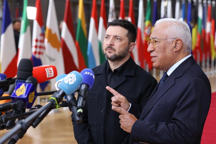 O presidente ucraniano Volodimir Zelenski com o presidente do Conselho Europeu, Antonio Costa, em sua chegada à cúpula europeia.
