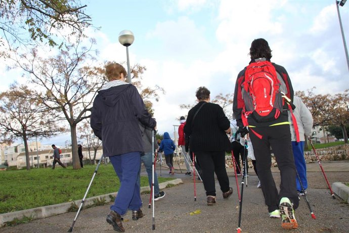 Una de los paseos del programa Nordic Walking del IME.