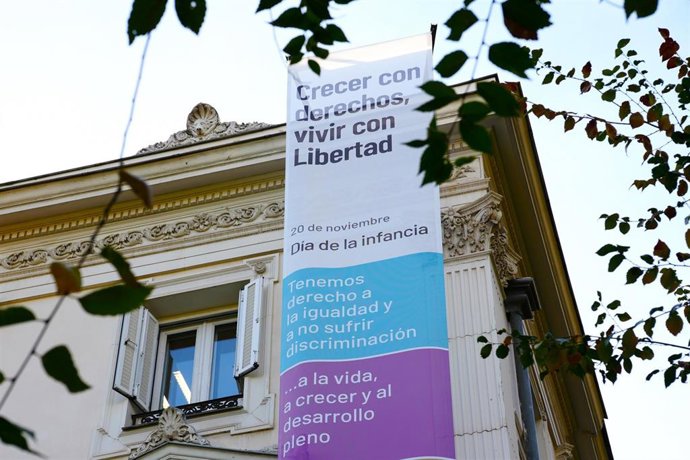 Cartel de la campaña 'Crecer con derechos, vivir con libertad' en el Ministerio de Juventud e Infancia.
