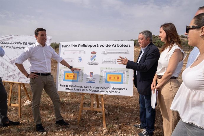 Archivo - El presidente de la Diputación de Almería, Javier Aureliano García, durante la presentación del proyecto del pabellón polideportivo del municipio en una imagen de archivo.