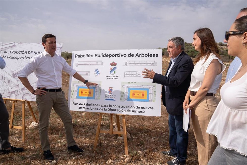 Archivo - El presidente de la Diputación de Almería, Javier Aureliano García, durante la presentación del proyecto del pabellón polideportivo del municipio en una imagen de archivo.