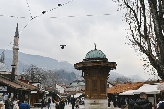 Archivo - Arquivo - 12 de fevereiro de 2025, Sarajevo, Auvergne Rhone Alpes, Bósnia e Herzegovina: Um pombo voa próximo à cortina de Sebilj, na antiga Sarajevo. Vida cotidiana em Sarajevo, capital da Bósnia e Herzegovina, em 12 de fevereiro de 2025.