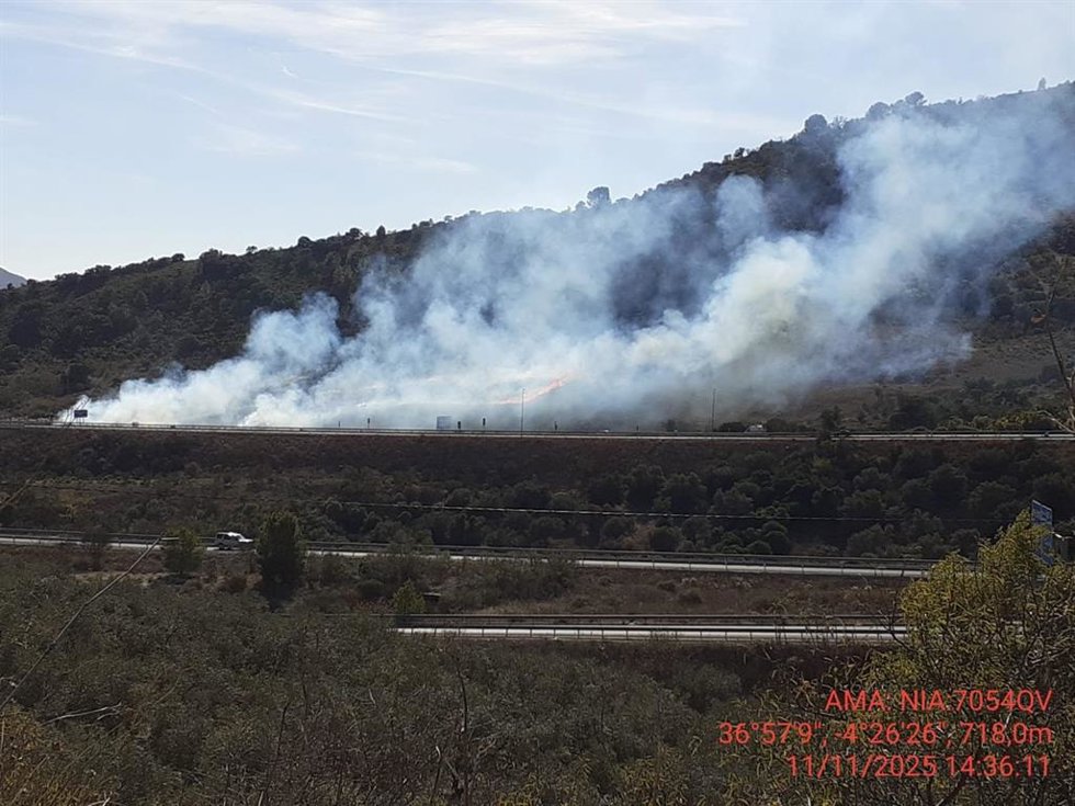 Incendio declarado en Antequera y que ha obligado el corte de la A-45