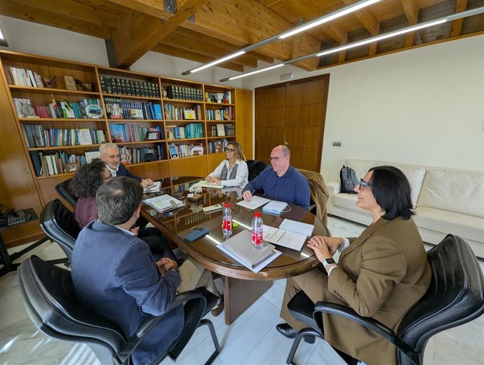 Reunión de la delegada de Desarrollo Educativo de la Junta en Granada, María José Martín, y la Asociación de Directores de Institutos