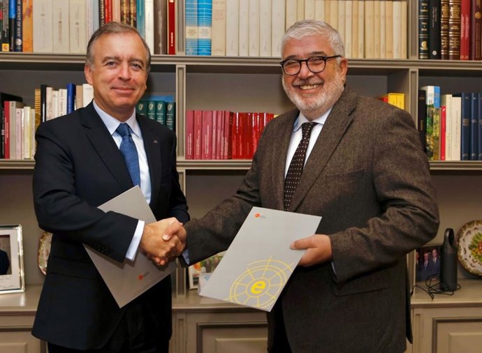 Francisco Botas Ratera, consejero delegado de Abanca, y  José Juan Ruiz, presidente del Real Instituto Elcano