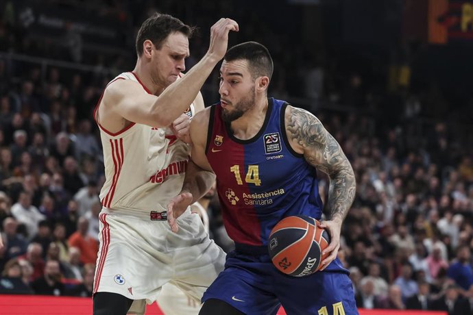 Archivo - Willy Hernangomez y Johannes Voigtmann durante el último duelo entre Barça y Bayern