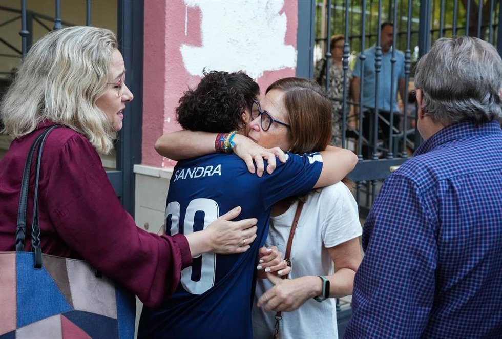 La madre de la menor víctima de acoso escolar en la concentración celebrada este el viernes 17 de octubre de 2025.