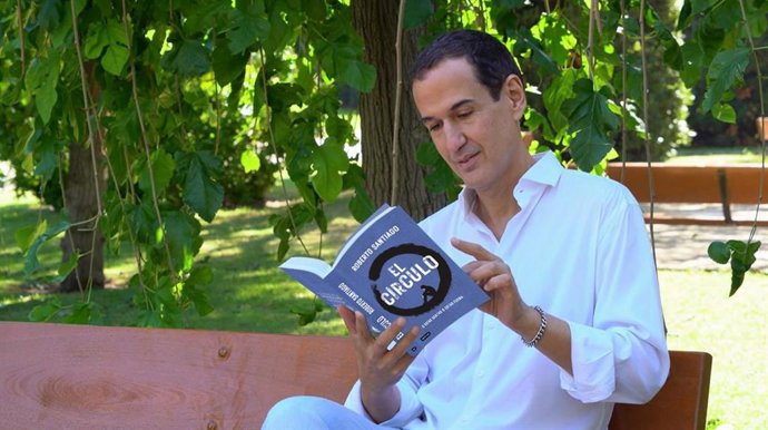 El escritor Roberto Santiago con su nueva novela 'El Círculo' en imagen de archivo.