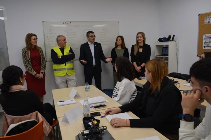 El delegado territorial de Empleo de la Junta en Granada. Javier Martín, en el centro de la imagen