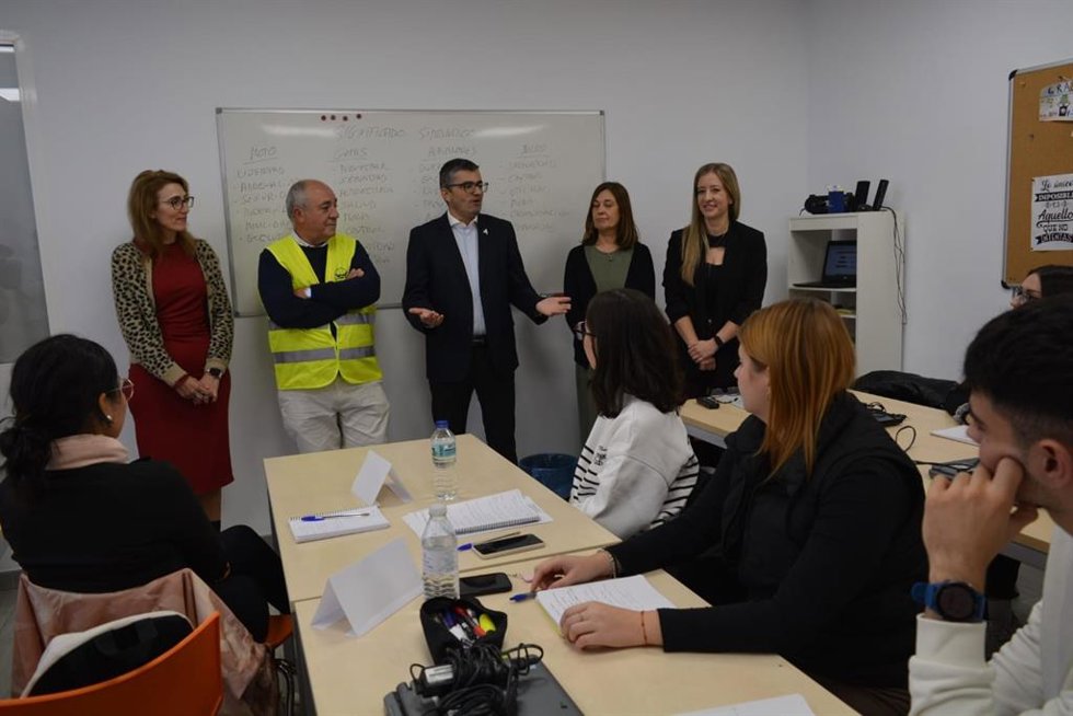 El delegado territorial de Empleo de la Junta en Granada. Javier Martín, en el centro de la imagen
