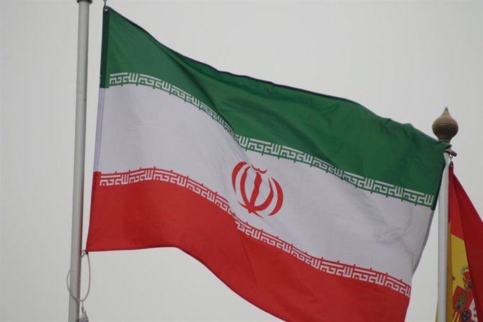 Archivo - Arquivo - 10 de outubro de 2024, São Petersburgo, Rússia: A bandeira nacional da República Islâmica do Irã, tremulando ao vento em um mastro em São Petersburgo, Rússia.