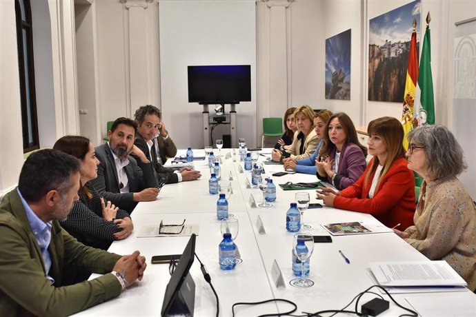 Presentación del estudio integral sobre la situación real y actual de las personas residentes en la barriada de Asperones de Málaga, encargado por la Junta y realizado Cruz Roja.