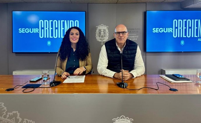 La portavoz del equipo de gobierno del Ayuntamiento de Alicante, Cristina Cutanda (i), y el vicealcalde de la ciudad, Manuel Villar (d)