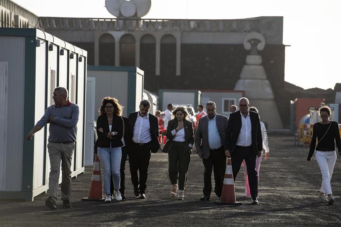 Archivo - La secretaria de Estado de Migraciones, Pilar Cancela (c), durante su visita al puerto de la Restinga, a 4 de septiembre de 2024, en El Hierro, Islas Canarias (España). 