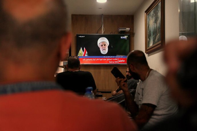 Archivo - Arquivo - 15 de outubro de 2024, Beirute, Beirute, Líbano: Libaneses ouvem um discurso televisionado de Naim Qassem, vice-secretário-geral do Hezbollah pró-iraniano, em um café em Beirute. Qassem disse que seu grupo adotou "um novo cálculo" para